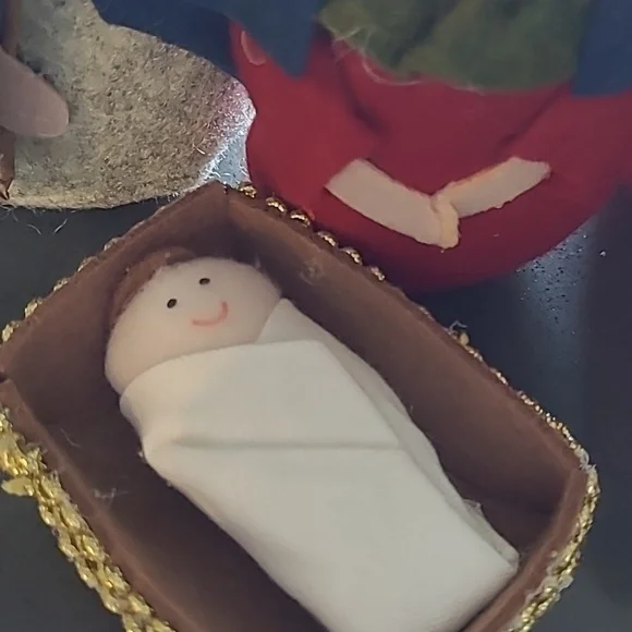 Nativity scene. Felt. Comes in "stable" box - Picture 3 of 6
